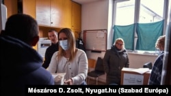 Ételosztás a Zanati úti szállón