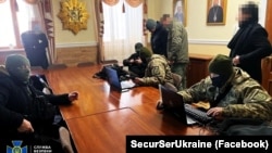 უკრაინის უსაფრთხოების სამსახური ამოწმებს უკრაინის მართლმადიდებელი ეკლესიის (УПЦ) მოსკოვის საპატრიარქოს ერთ-ერთ ეკლესიას. ოფიციალური ფოტო გამოქვეყნდა 2022 წლის 14 დეკემბერს. 