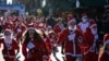 Djeca u odjeći Djeda Mraza trče na mini-maratonu &quot;Trka Djeca Mrazova&quot; u Prištini.