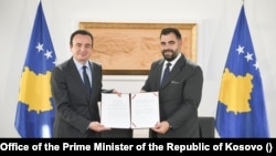 Kosovski premijer Kurti i predsedavajući Nacionalnog saveta Albanaca u Preševskoj dolini Mustafi posle potpisanog Memoranduma o saradnji, Priština, Kosovo, 28. oktobar 2022.