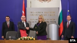 Споразумението беше подписано на 3 януари 2023 г. от ръководствата на "Булгаргаз" и "Боташ" в присъствието на тогавашния министър на енергетиката Росен Христов и тогавашния турски министър на енергетиката и природните ресурси Фатих Дьонмез