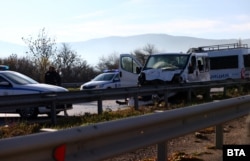 Бусът, който е превозвал нелегалните мигранти.