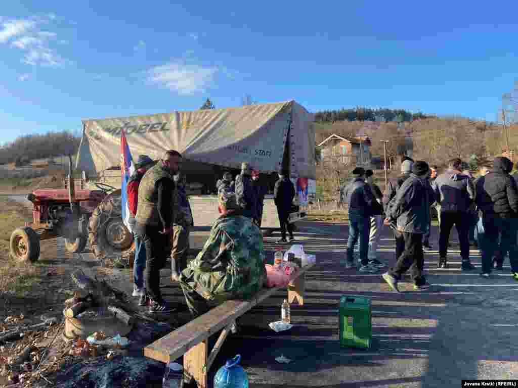 Barikada koja se nalazi na teritoriji Srbije na putu za Merdare