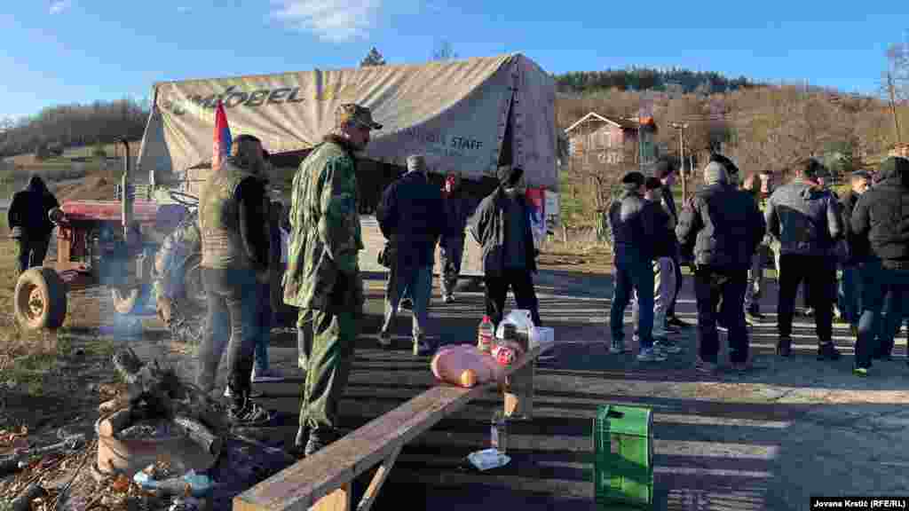 Pije e ushqime shihen në një ulëse të improvizuar pranë barrikadës në territorin e Serbisë.&nbsp;