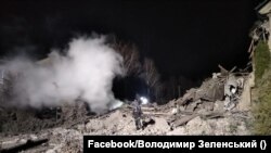 Владимир Зеленски публикува снимки на разрушената сграда