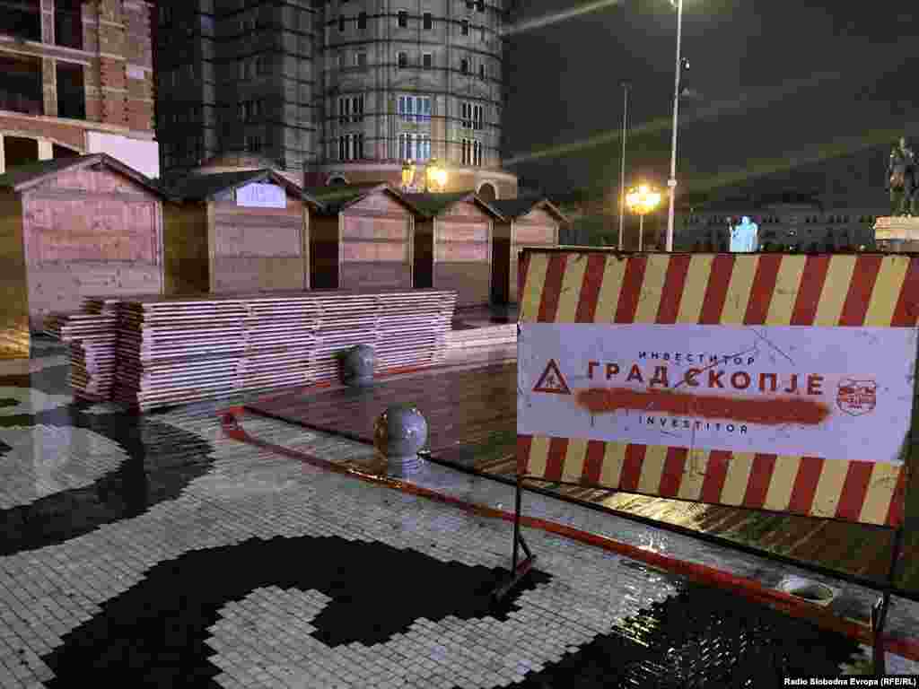 Подготвување на новогодишната елка на плоштадот &bdquo;Македонија&ldquo; во декември 2021 за дочекот на Новата 2022 година и плоштадот на 14 демекври 2022 година