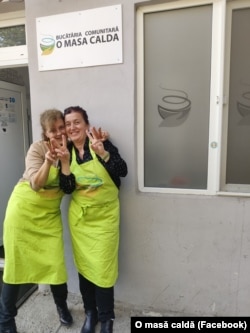 Raimonda şi Edina, două din coordonatoarele proiectului O Masă caldă, în care voluntarii gătesc zilnic penzri cei nevoiaşi.