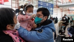 Патници на меѓународниот аеродром во Пекинг. Укинувањето на карантинот го зголеми бројот на патницните на аеродромите