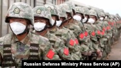 Китайские солдаты прибывают на железнодорожную станцию Гродеково для участия в российско-китайских военных учениях. Россия, Приморский край, 29 августа 2022 года