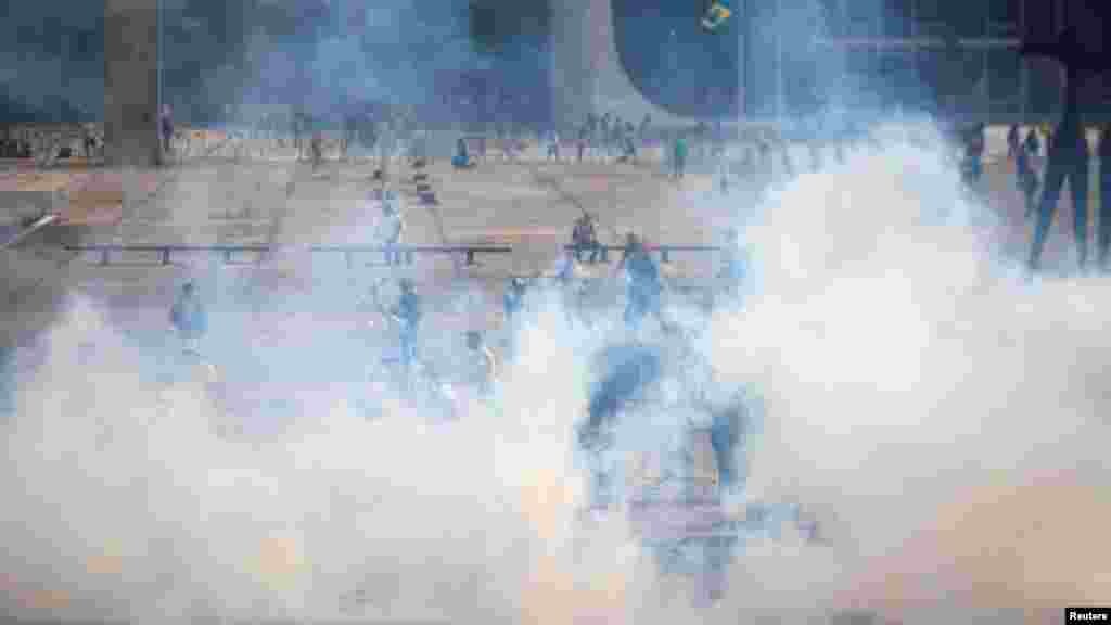 Nem sokkal később előkerült a könnygáz a rohamrendőrök eszköztárából