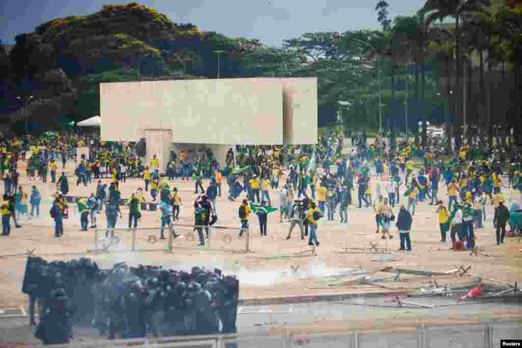 Na platou ispred institucija u glavnom brazilskom gradu sukobili su se demonstranti i policija.