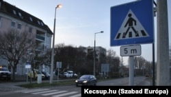 December 18-án éjfél után a Vízmű utcai zebrán gázolták halálra a kétgyermekes nőt. Napok óta nem égett a lámpa