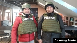 Қазақстандық журналистер Рауль Упоров (сол жақта) пен Лұқпан Ахмедияров. Киев, Украина, 2022 жылдың желтоқсан айы. Азаттыққа Лұқпан Ахмедияров берген сурет.