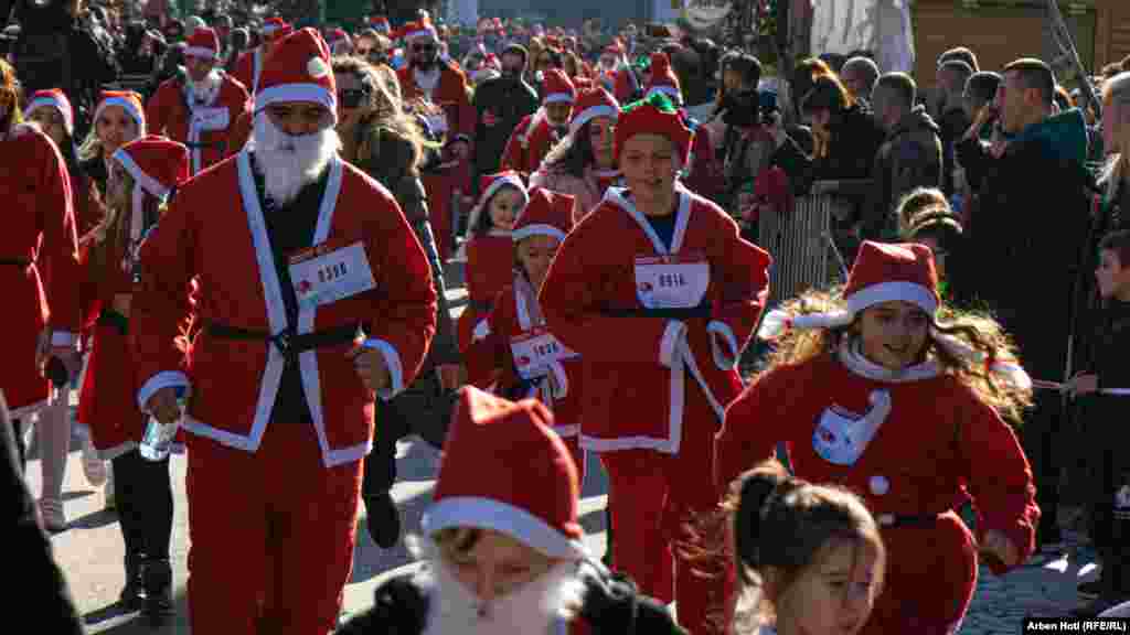 Učesnici trke moraju kupiti kostime Djeda Mraza, a novac ode obiteljima u potrebi.
