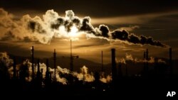 Društveni fond za klimu privremeno će isplaćivati novac građanima i malim preduzećima. Koristit će i prihode od prodaje prava na emisiju ugljenika. Na slici hemijska fabrika Butachimie, Francuska, 8. novembar 2022.