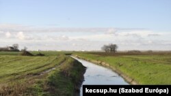 Háttérben a kecskeméti Mercedes-Benz-gyár. A vezetéket a termőföldeken és az ökológiai folyosón keresztül vezetnék el az alállomásig