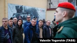 Bărbați ruși mobilizați se adună la un centru de recrutare din Sankt Petersburg, Rusia, pe 5 octombrie 2022.