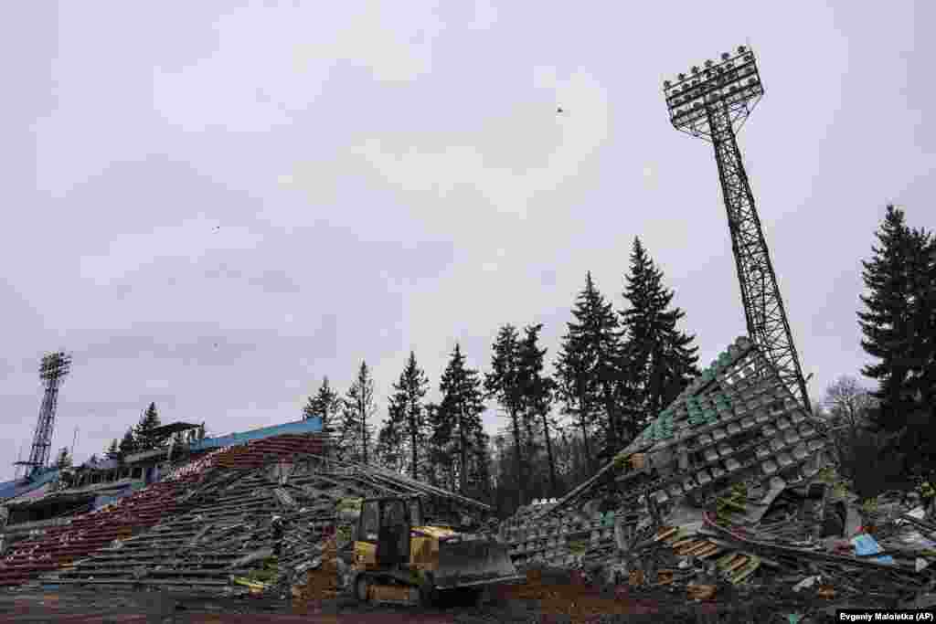 A csernyihivi olimpiai edzőközpontot, amelyet egykor az első asztronautáról, Jurij Gagarinról neveztek el, orosz bombázások pusztították el. A kép április 13-án készült