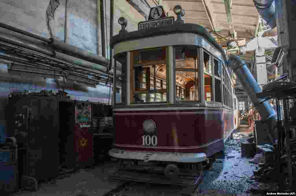 Régi villamos Harkivban egy megrongálódott depóban március 12-én