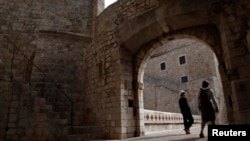 Turisti hodaju ulicama Dubrovnika