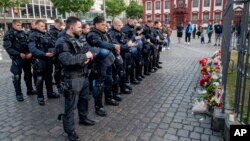 Njemački policajci odaju poštu preminulom kolegi, Manhajm, 2. jun 2024.