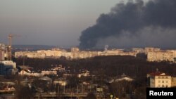 Чад над аеродромот во Лвив по руското бомбардирање