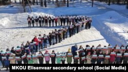 Đaci u gradu Elinsenvara stajali su u snegu, raspoređeni u obliku simbola Z, kako bi obeležili osmu godišnjicu ruske aneksije ukrajinskog regiona Krim