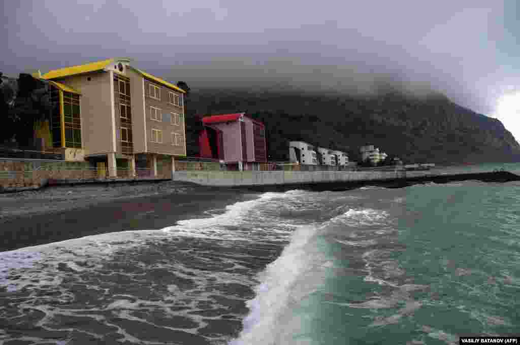 Изглед към лагера „Артек“ от брега, сниман през януари 2009 г. През тази година Киев отделя около 35 милиона гривни (около 4,4 милиона долара) за обновяване на съоръжението.