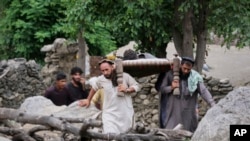 Заминларза деҳоти кӯҳистонии дурдастро вайрону валангор кард ва садҳо нафарро кушт.