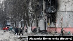 Stanovnici Mariupolja kod stambene zgrade koja je oštećena tokom ruske invazije, 18. mart 2022.