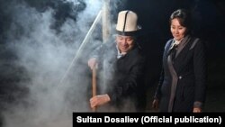 Президент Садыр Жапаров с супругой Айгуль Жапаровой в Баткенской области. 20 марта 2022 г.