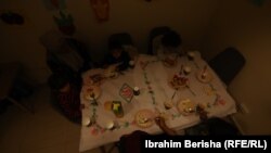 Fëmijët duke u ushqyer në Qendrën Ditore për Fëmijët në Situatë Rruge.