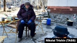 Жена готви на дрва во Мариупол на 19 март 2022