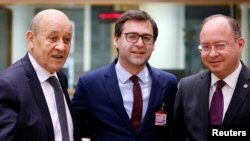 Miniștrii de externe Jean-Yves Le Drian (Franța), Nicu Popescu (R.Moldova) și Bogdan Aurescu (România), Bruxelles, 21 martie 2022. 
