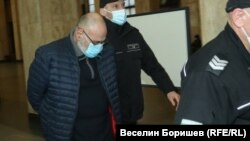 Съдебна охрана води Пламен Владимиров към залата на Софийския апелативен съд във вторник