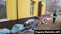 Policajac prolazi pored tijela ispred bolnice u Mariupolju 15. marta.