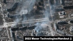 Zapaljene stambene zgrade u Mariupolju