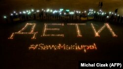 Apel pentru salvarea oamenilor din Mariupol. La evenimentul de la Praga, din 22 martie, participanții au scris din lumânări „Copii” (așa cum scria lângă teatrul bombardat de forțele Rusiei în acest oraș ucrainean) și „Salvați Mariupol”.