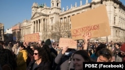 Tanárok tüntetnek Budapesten 2022. március 19-én