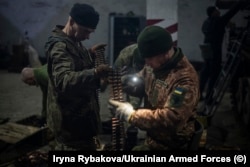 Украински войници подготвят муниции малко преди началото на руската инвазия на 24 февруари.