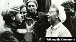 Войници от "Синята дивизия" разговарят с медицинска сестра в Графенвьор, юли 1941 г.