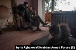 Двама войници управляват дрон от къща на неизвестна локация през октомври.