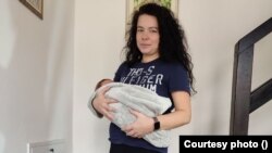 Ukrajinka Marina Skotar došla je sa suprugom i troje dece. Najmlađe je jednomesečni Damir.