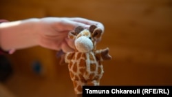 Gjirafa që familja Pavlenko mori me vete pas largimit nga Ukraina. 