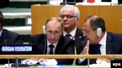 Президент Росії Володимир Путін (ліворуч) постійний представник Росії при ООН Віталій Чуркін (посередині) та керівник МЗС Росії Сергій Лавров (праворуч) під час засідання Генасамблеї ООН у Нью Йорку. 28 вересня 2015 року 