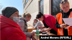 Refugiați proaspăt sosiți se înscriu la un centru deschis pentru ei în sectorul Râșcani al Chișinăului, 25 martie 2022