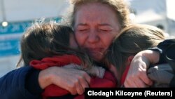 Жена од Харков ги наоѓа своите пријатели од Черновци во Романија, откако тие побегнале од Украина на 22 март.