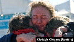 Žena iz Harkiva pronalazi u Rumuniji svoje prijatelje iz Černjiva nakon što su pobjegli iz Ukrajine, 22. marta.