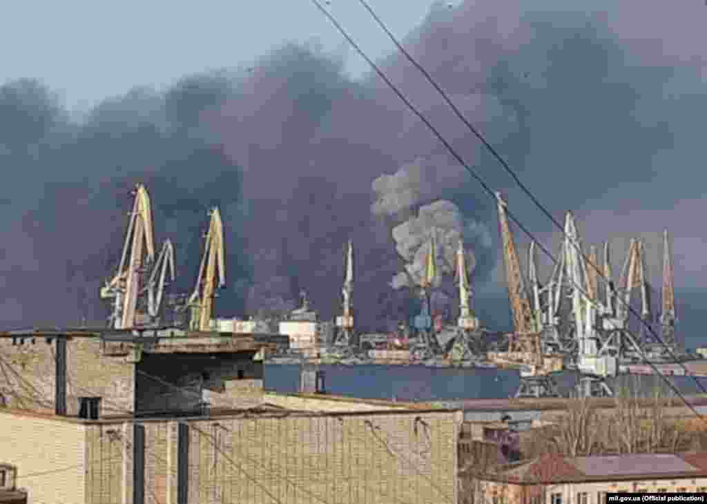 Брод на руската морнарица изгоре по експлозија во украинското пристаниште Бердјанск, окупирано од Русија, на 24 март. Не е јасно кои бродови биле оштетени во експлозијата.