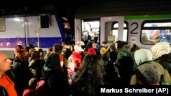 U Crnu Goru je do sada izbjeglo oko 7.000 Ukrajinaca, od čega je preko 2.000 nastavilo put u druge zemlje. Foto: Izbjeglice ulaze u voz nakon što su pobjegle iz Ukrajine na željezničkoj stanici u Pšemislu, Poljska, utorak, 1. marta 2022.